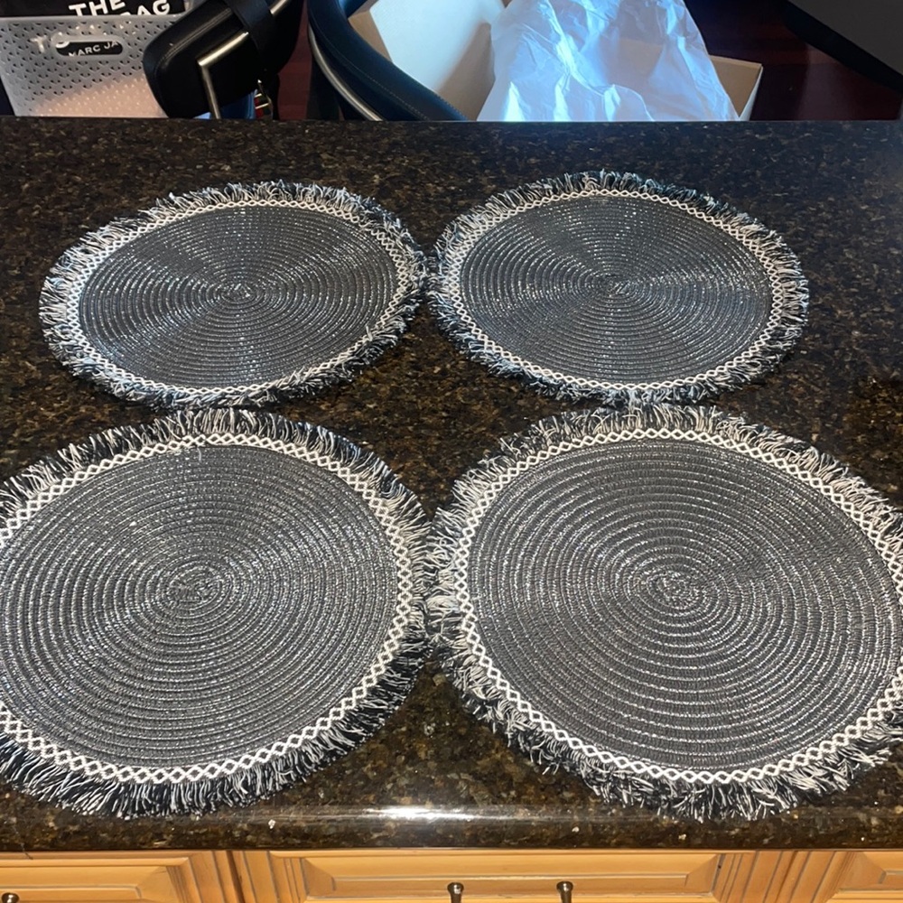 B&W frilly Placemats